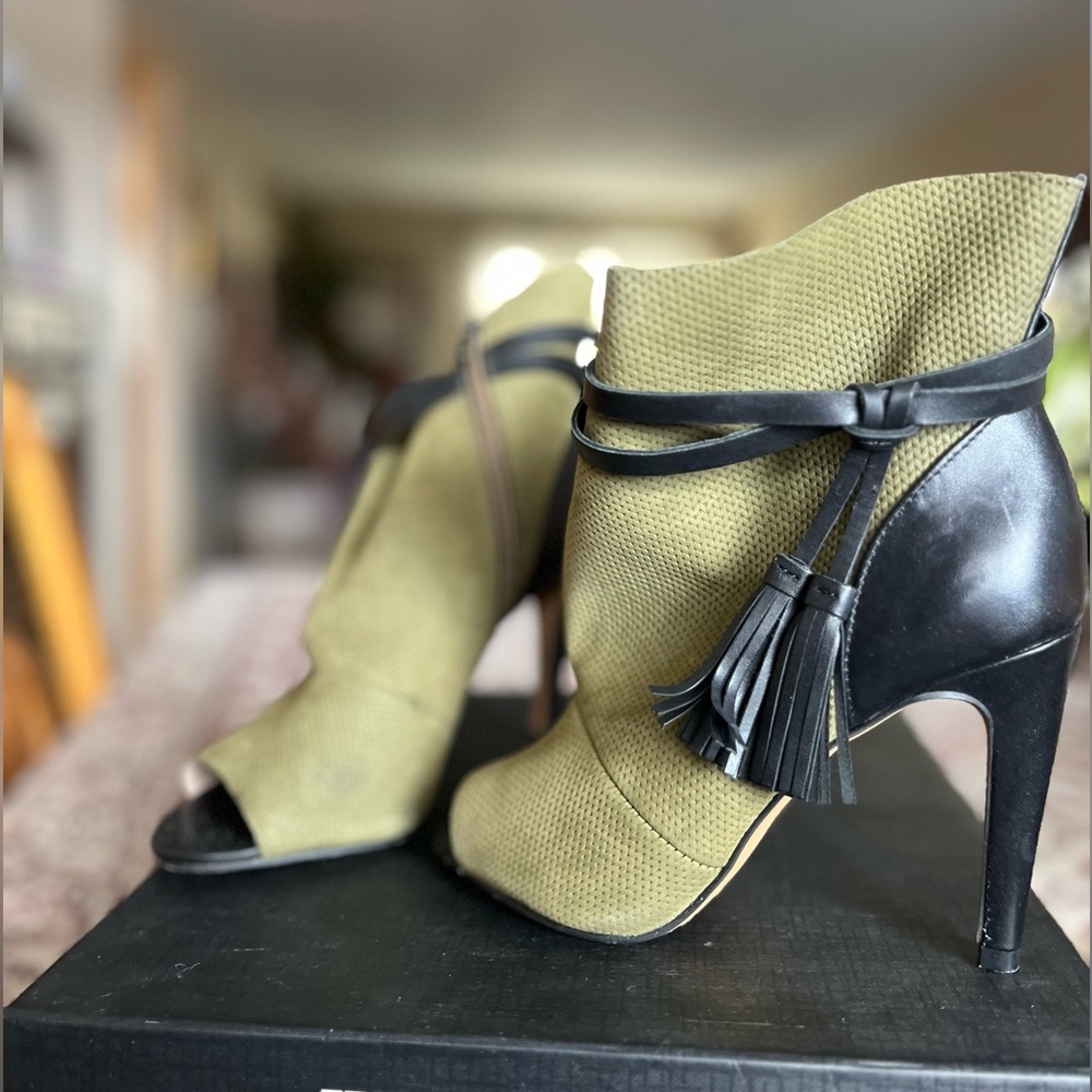 Step into style w/ these French Connection Green/black leather Peep Toe Booties